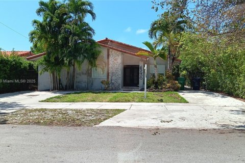 House in Miami, Florida 4 bedrooms, 261.8 sq.m. № 1729078 - photo 1
