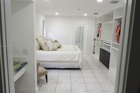 House in Miami, Florida 4 bedrooms, 261.8 sq.m. № 1729078 - photo 14
