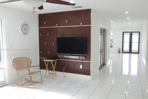 House in Miami, Florida 4 bedrooms, 261.8 sq.m. № 1729078 - photo 8
