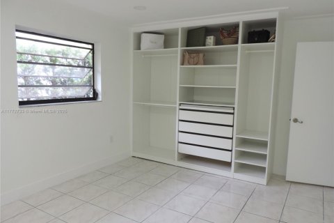 House in Miami, Florida 4 bedrooms, 261.8 sq.m. № 1729078 - photo 20
