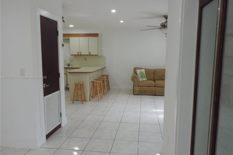 House in Miami, Florida 4 bedrooms, 261.8 sq.m. № 1729078 - photo 7