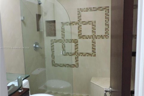 House in Miami, Florida 4 bedrooms, 261.8 sq.m. № 1729078 - photo 18