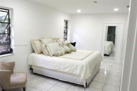 House in Miami, Florida 4 bedrooms, 261.8 sq.m. № 1729078 - photo 12