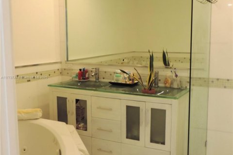House in Miami, Florida 4 bedrooms, 261.8 sq.m. № 1729078 - photo 15