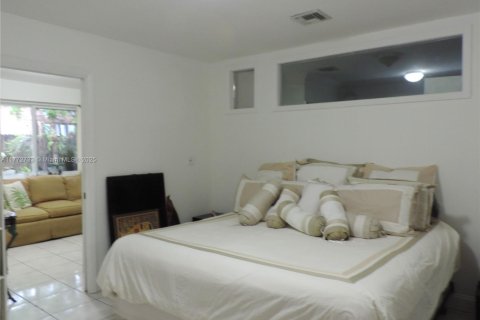 House in Miami, Florida 4 bedrooms, 261.8 sq.m. № 1729078 - photo 28