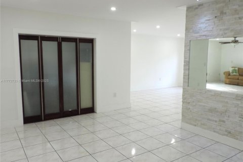 House in Miami, Florida 4 bedrooms, 261.8 sq.m. № 1729078 - photo 5