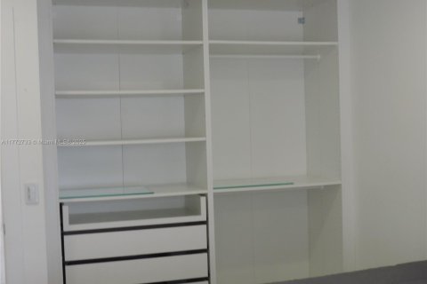 House in Miami, Florida 4 bedrooms, 261.8 sq.m. № 1729078 - photo 23