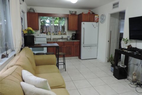 House in Miami, Florida 4 bedrooms, 261.8 sq.m. № 1729078 - photo 26