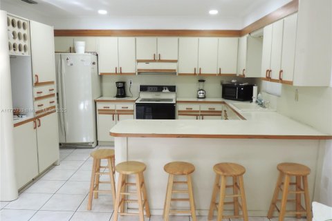 House in Miami, Florida 4 bedrooms, 261.8 sq.m. № 1729078 - photo 10