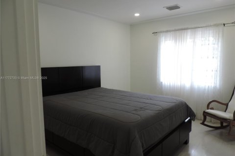 House in Miami, Florida 4 bedrooms, 261.8 sq.m. № 1729078 - photo 22