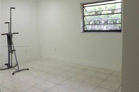 House in Miami, Florida 4 bedrooms, 261.8 sq.m. № 1729078 - photo 19