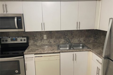 Condominio en alquiler en Sunrise, Florida, 2 dormitorios, 87.7 m2 № 2007044 - foto 3