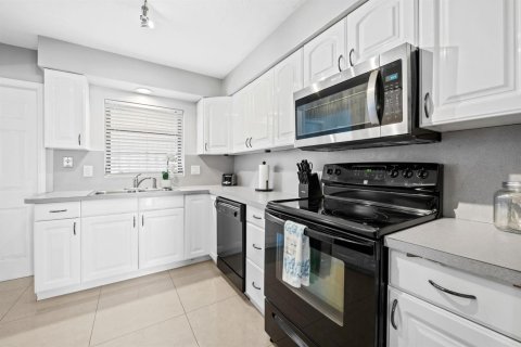 Villa ou maison à louer à Fort Lauderdale, Floride: 3 chambres, 174.19 m2 № 2266180 - photo 9
