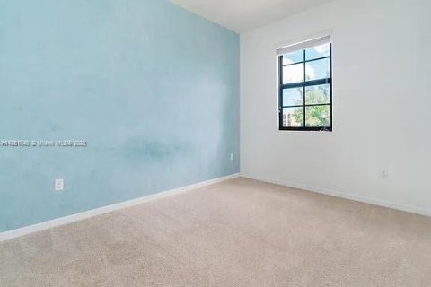 House in Miami, Florida 5 bedrooms, 251.02 sq.m. № 2023000 - photo 15