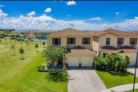 House in Miami, Florida 5 bedrooms, 251.02 sq.m. № 2023000 - photo 1