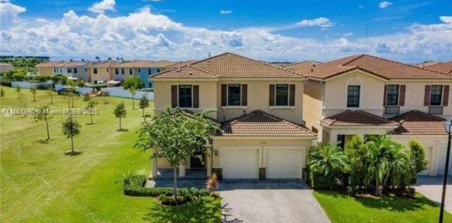 House in Miami, Florida 5 bedrooms, 251.02 sq.m. № 2023000