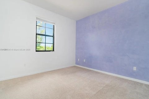 House in Miami, Florida 5 bedrooms, 251.02 sq.m. № 2023000 - photo 7