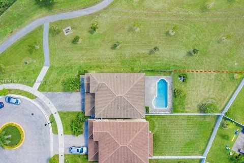 House in Miami, Florida 5 bedrooms, 251.02 sq.m. № 2023000 - photo 2