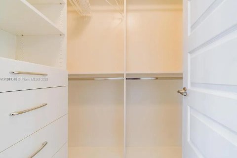 House in Miami, Florida 5 bedrooms, 251.02 sq.m. № 2023000 - photo 16