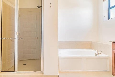 House in Miami, Florida 5 bedrooms, 251.02 sq.m. № 2023000 - photo 13