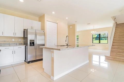 House in Miami, Florida 5 bedrooms, 251.02 sq.m. № 2023000 - photo 10