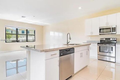 House in Miami, Florida 5 bedrooms, 251.02 sq.m. № 2023000 - photo 9