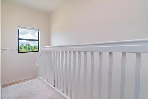 House in Miami, Florida 5 bedrooms, 251.02 sq.m. № 2023000 - photo 8