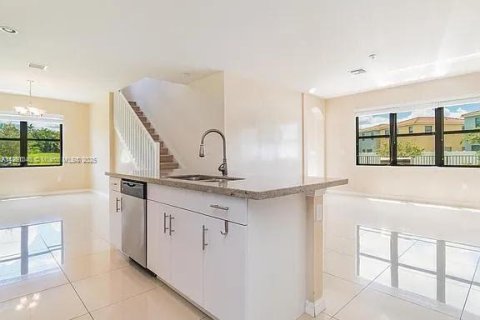 House in Miami, Florida 5 bedrooms, 251.02 sq.m. № 2023000 - photo 4