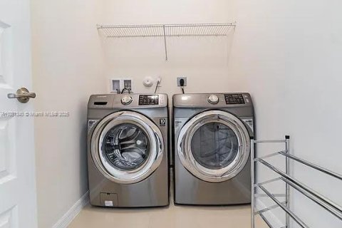 House in Miami, Florida 5 bedrooms, 251.02 sq.m. № 2023000 - photo 12