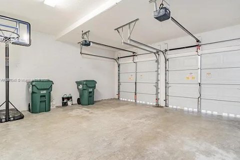 House in Miami, Florida 5 bedrooms, 251.02 sq.m. № 2023000 - photo 6