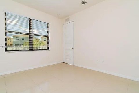 House in Miami, Florida 5 bedrooms, 251.02 sq.m. № 2023000 - photo 3