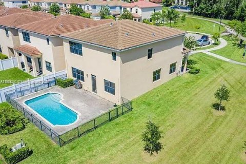 House in Miami, Florida 5 bedrooms, 251.02 sq.m. № 2023000 - photo 17