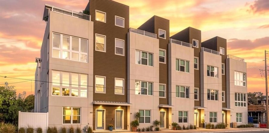 Townhouse in Saint Petersburg, Florida 3 bedrooms, 184.69 sq.m. № 2149093