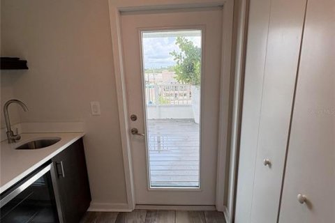 Townhouse in Saint Petersburg, Florida 3 bedrooms, 184.69 sq.m. № 2149093 - photo 26