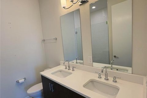 Townhouse in Saint Petersburg, Florida 3 bedrooms, 184.69 sq.m. № 2149093 - photo 21