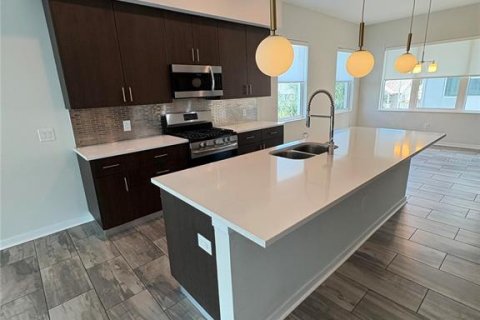 Townhouse in Saint Petersburg, Florida 3 bedrooms, 184.69 sq.m. № 2149093 - photo 11