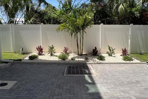 Townhouse in Saint Petersburg, Florida 3 bedrooms, 184.69 sq.m. № 2149093 - photo 28
