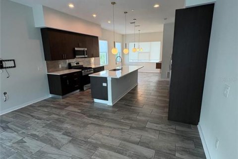 Townhouse in Saint Petersburg, Florida 3 bedrooms, 184.69 sq.m. № 2149093 - photo 7