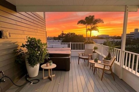 Townhouse in Saint Petersburg, Florida 3 bedrooms, 184.69 sq.m. № 2149093 - photo 27