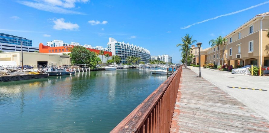 Townhouse in Aventura, Florida 2 bedrooms, 122.26 sq.m. № 1997429