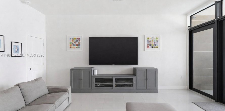 Townhouse in Miami, Florida 3 bedrooms, 234.3 sq.m. № 2064171