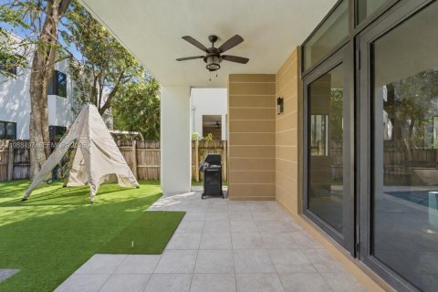 Townhouse in Miami, Florida 3 bedrooms, 234.3 sq.m. № 2064171 - photo 23