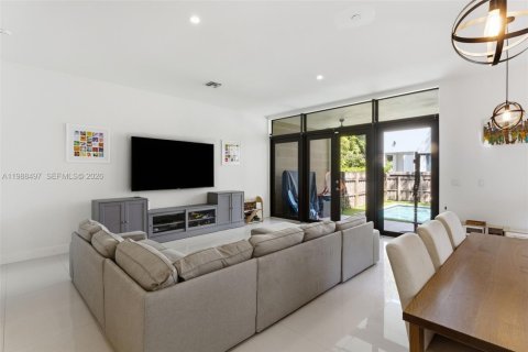 Townhouse in Miami, Florida 3 bedrooms, 234.3 sq.m. № 2064171 - photo 5