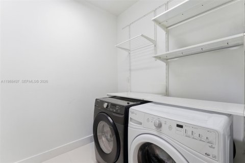 Townhouse in Miami, Florida 3 bedrooms, 234.3 sq.m. № 2064171 - photo 19