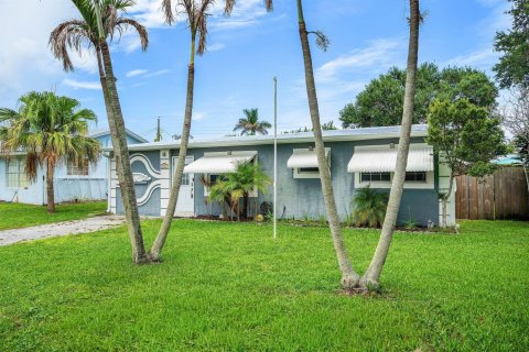 House in Stuart, Florida 3 bedrooms, 128.95 sq.m. № 2290803 - photo 2