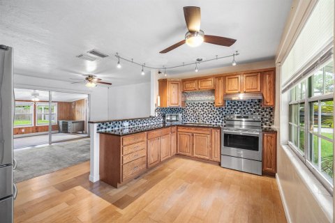 House in Stuart, Florida 3 bedrooms, 128.95 sq.m. № 2290803 - photo 4