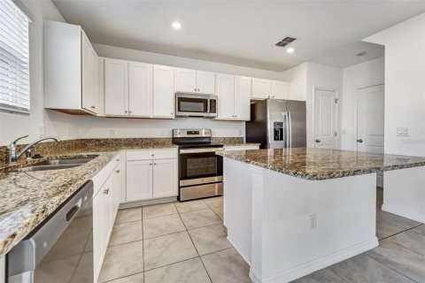 House in Zephyrhills, Florida 5 bedrooms, 216.37 sq.m. № 2149360 - photo 4