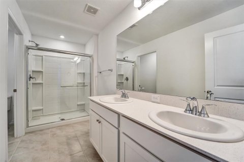 House in Zephyrhills, Florida 5 bedrooms, 216.37 sq.m. № 2149360 - photo 15