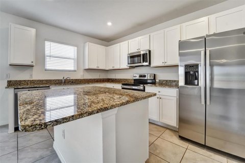 House in Zephyrhills, Florida 5 bedrooms, 216.37 sq.m. № 2149360 - photo 6