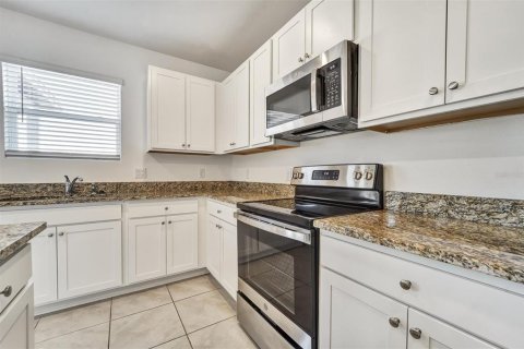 House in Zephyrhills, Florida 5 bedrooms, 216.37 sq.m. № 2149360 - photo 5